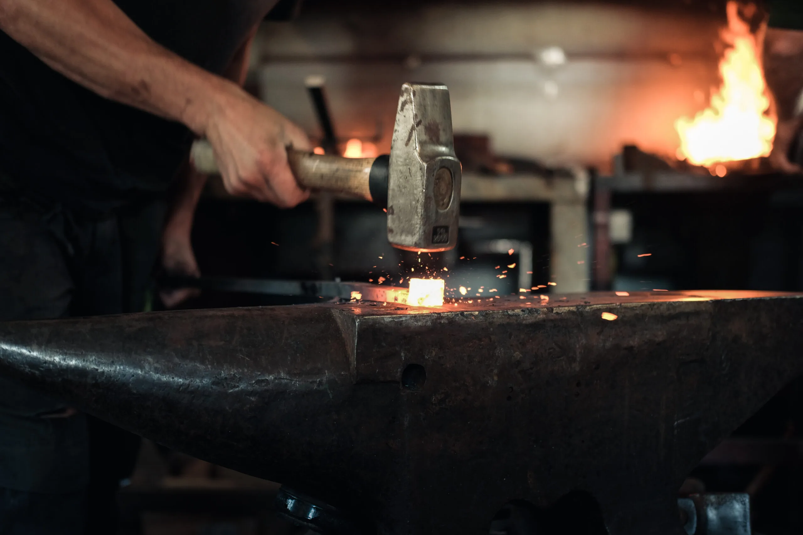 Découvrez comment choisir un stage de forge et ferronnerie : formats, prix, sécurité, gestes appris et critères pour réserver sereinement.
